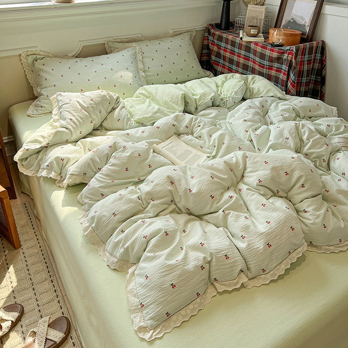 91家纺网 家纺一手货源 找家纺 繁花家居 2026镂空花边系列夏被夏凉被空调被高克重木棉泡芙棉软糯亲肤四件套学生三件套 樱遇温柔-绿