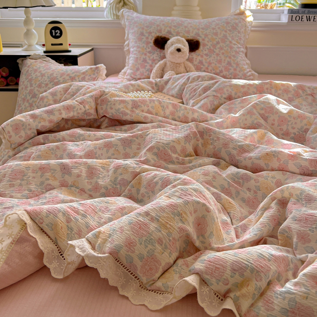 91家纺网 家纺一手货源 找家纺 繁花家居 2026镂空花边系列夏被夏凉被空调被高克重木棉泡芙棉软糯亲肤四件套学生三件套 春风里