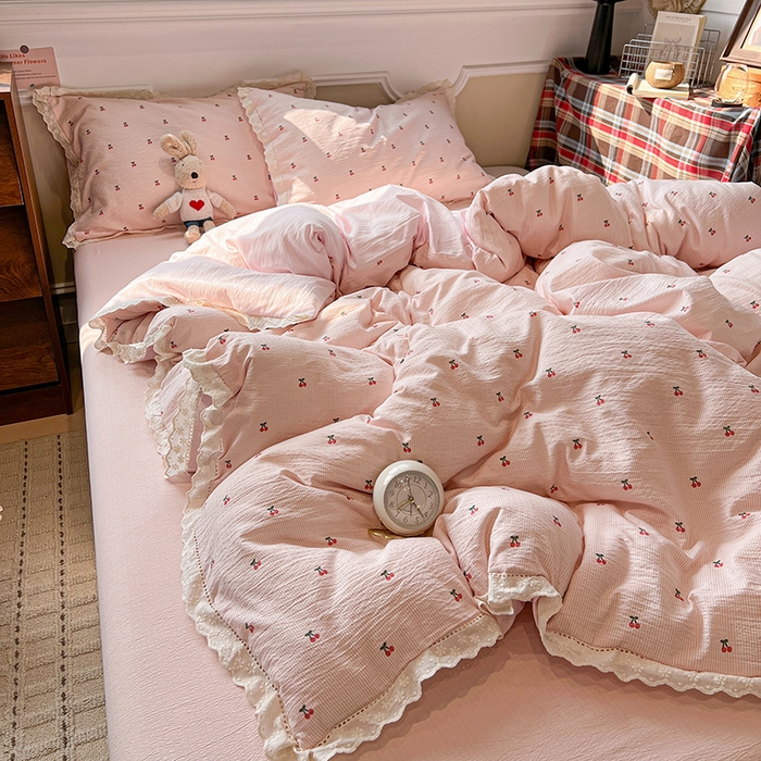 91家纺网 家纺一手货源 找家纺 繁花家居 2026镂空花边系列夏被夏凉被空调被高克重木棉泡芙棉软糯亲肤四件套学生三件套 樱遇温柔-粉
