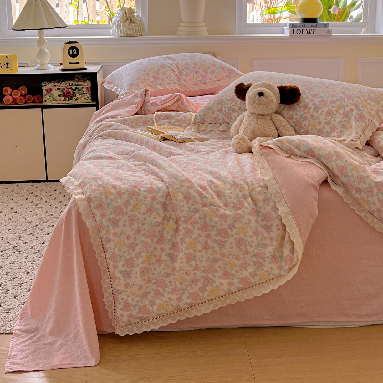 91家纺网 家纺一手货源 找家纺 繁花家居 2026镂空花边系列夏被夏凉被空调被高克重木棉泡芙棉软糯亲肤四件套学生三件套 春风里