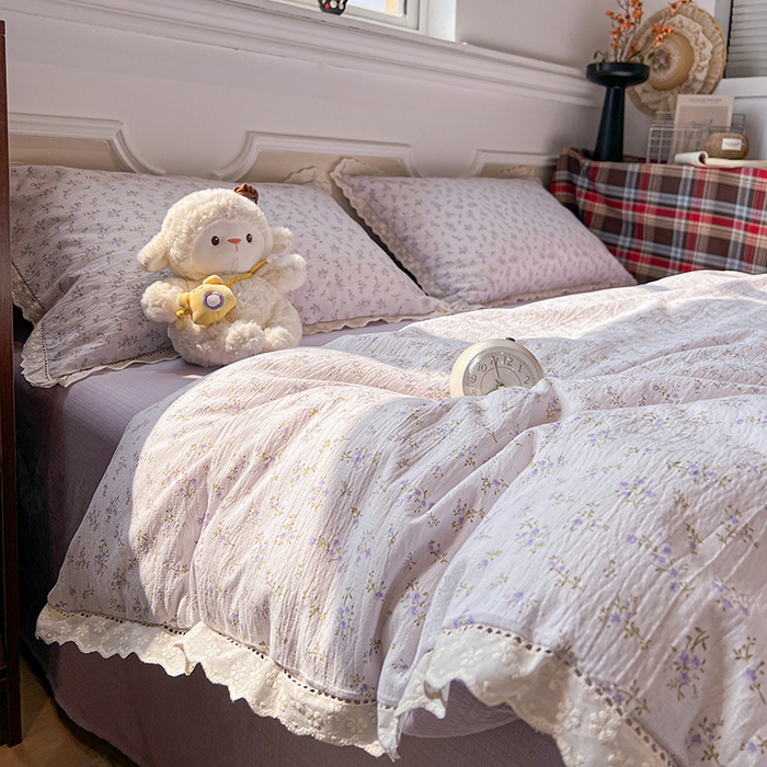 91家纺网 家纺一手货源 找家纺 繁花家居 2026镂空花边系列夏被夏凉被空调被高克重木棉泡芙棉软糯亲肤四件套学生三件套 雾紫甜心