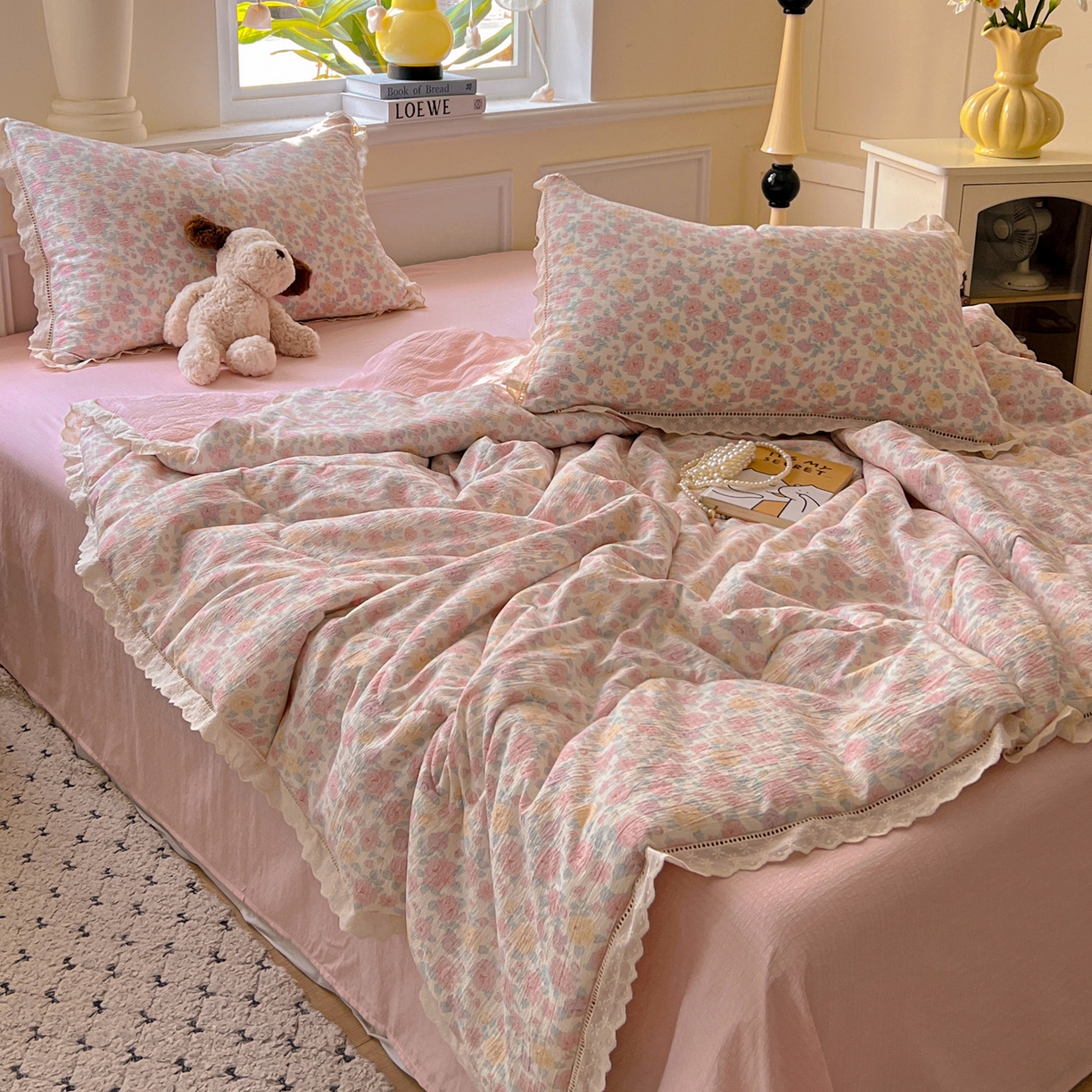 91家纺网 家纺一手货源 找家纺 繁花家居 2026镂空花边系列夏被夏凉被空调被高克重木棉泡芙棉软糯亲肤四件套学生三件套 春风里