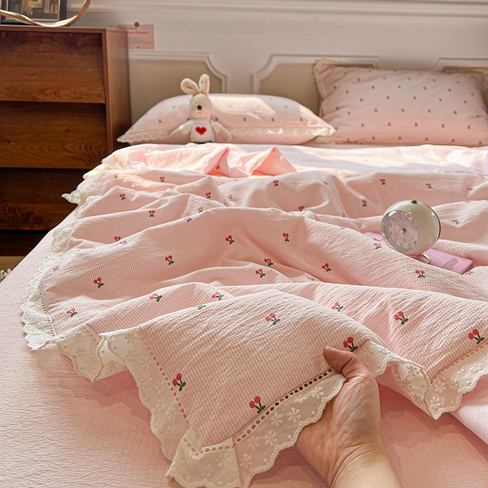 繁花家居 2026镂空花边系列夏被夏凉被空调被高克重木棉泡芙棉软糯亲肤四件套学生三件套 樱遇温柔-粉