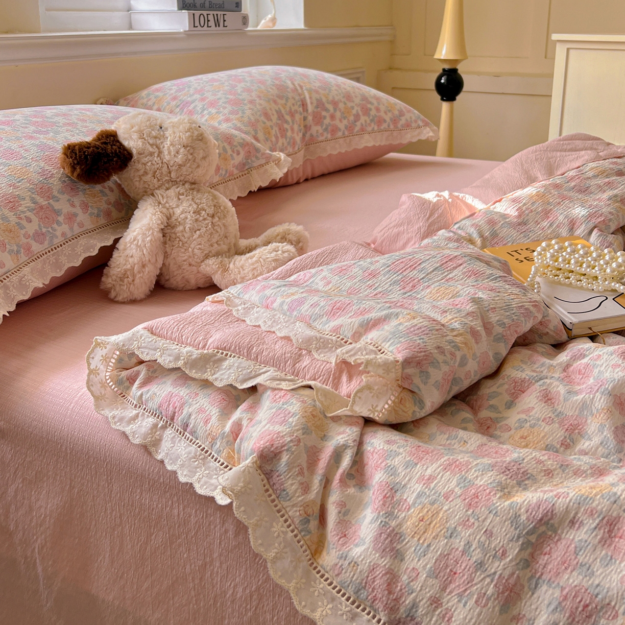 91家纺网 家纺一手货源 找家纺 繁花家居 2026镂空花边系列夏被夏凉被空调被高克重木棉泡芙棉软糯亲肤四件套学生三件套 春风里