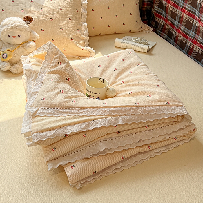 91家纺网 家纺一手货源 找家纺 繁花家居 2026镂空花边系列夏被夏凉被空调被高克重木棉泡芙棉软糯亲肤四件套学生三件套 樱遇温柔-黄