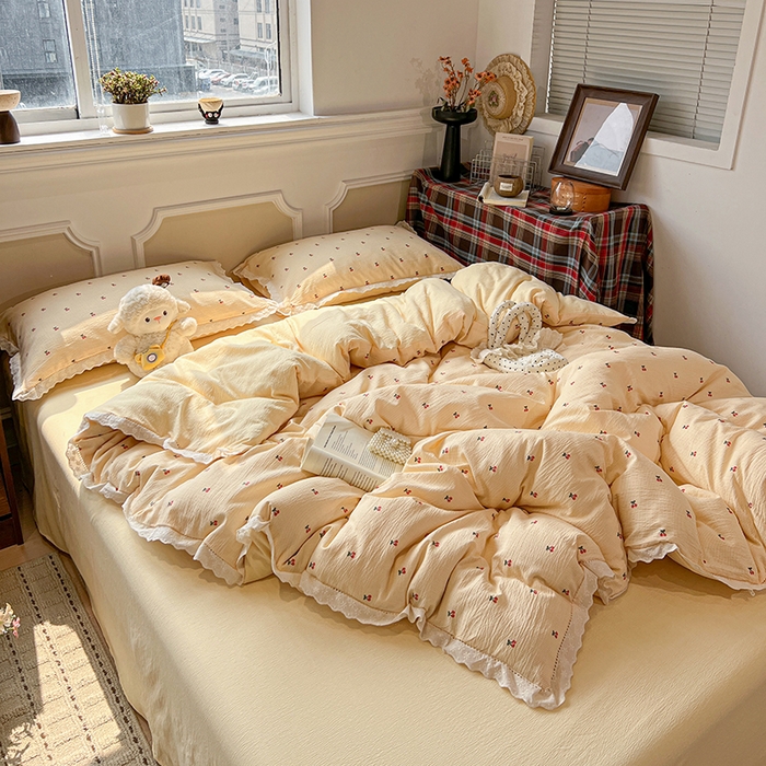 91家纺网 家纺一手货源 找家纺 繁花家居 2026镂空花边系列夏被夏凉被空调被高克重木棉泡芙棉软糯亲肤四件套学生三件套 樱遇温柔-黄