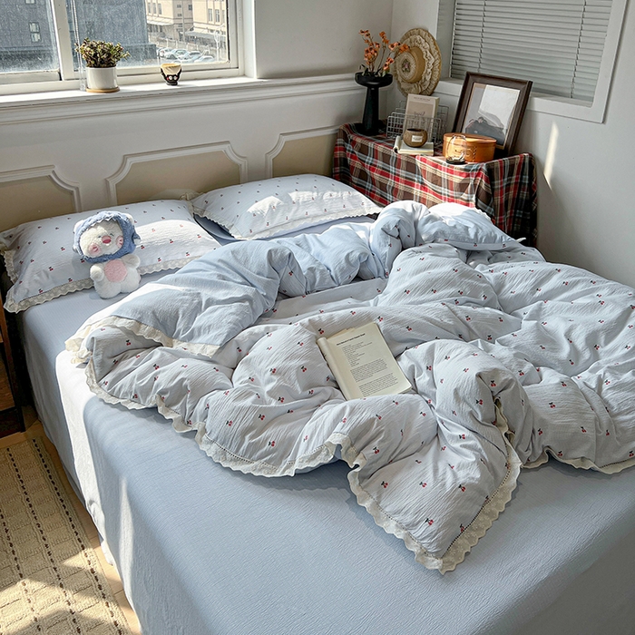 91家纺网 家纺一手货源 找家纺 繁花家居 2026镂空花边系列夏被夏凉被空调被高克重木棉泡芙棉软糯亲肤四件套学生三件套 樱遇温柔-蓝