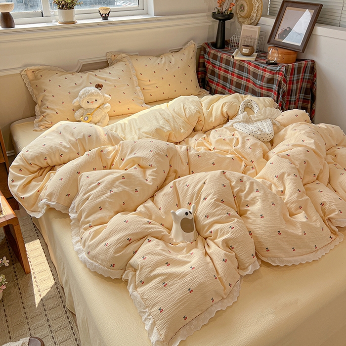 91家纺网 家纺一手货源 找家纺 繁花家居 2026镂空花边系列夏被夏凉被空调被高克重木棉泡芙棉软糯亲肤四件套学生三件套 樱遇温柔-黄