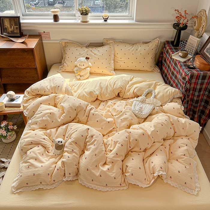 91家纺网 家纺一手货源 找家纺 繁花家居 2026镂空花边系列夏被夏凉被空调被高克重木棉泡芙棉软糯亲肤四件套学生三件套 樱遇温柔-黄