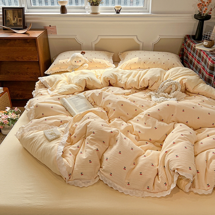 91家纺网 家纺一手货源 找家纺 繁花家居 2026镂空花边系列夏被夏凉被空调被高克重木棉泡芙棉软糯亲肤四件套学生三件套 樱遇温柔-黄