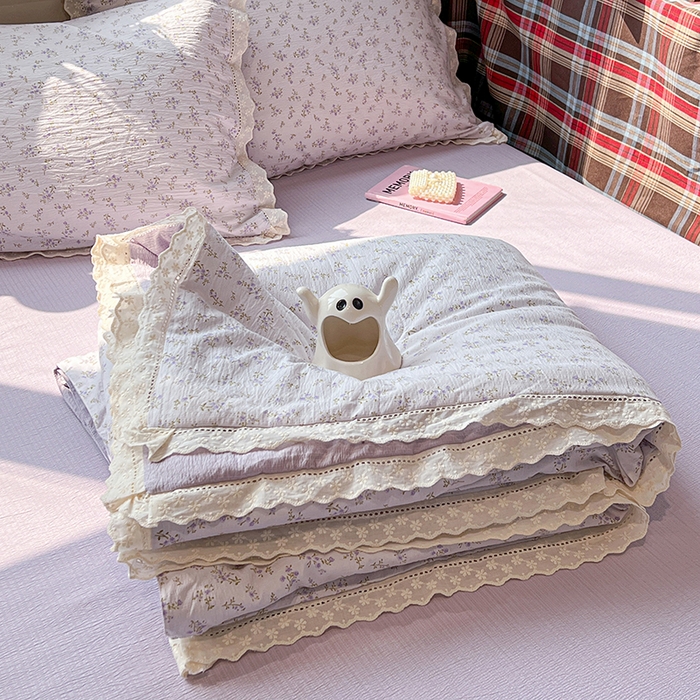 91家纺网 家纺一手货源 找家纺 繁花家居 2026镂空花边系列夏被夏凉被空调被高克重木棉泡芙棉软糯亲肤四件套学生三件套 雾紫甜心