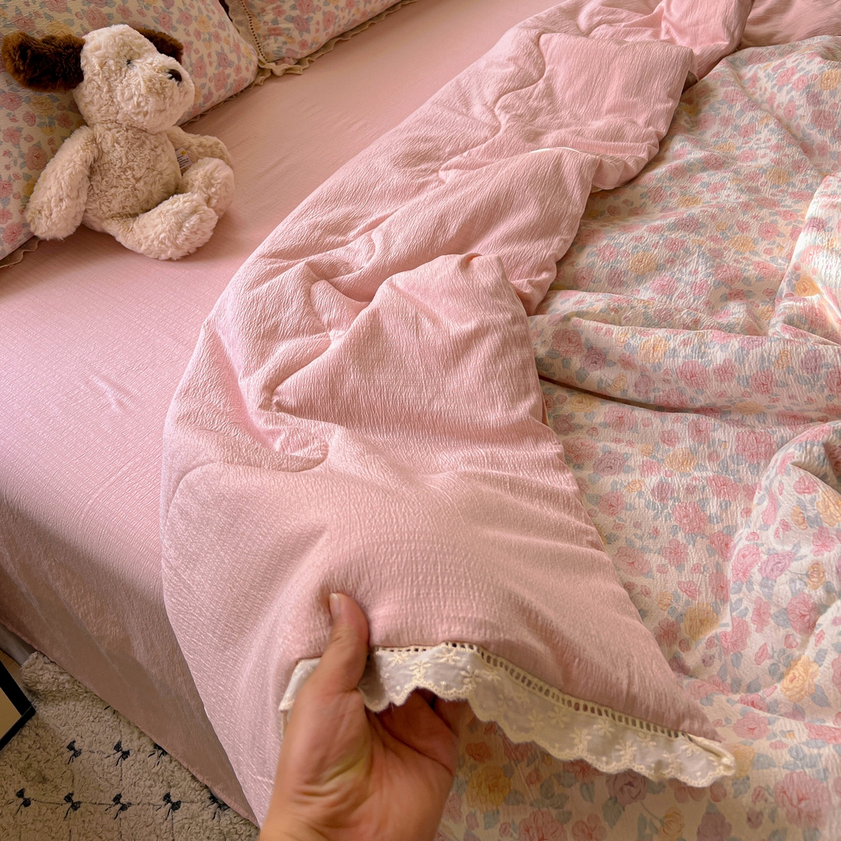 91家纺网 家纺一手货源 找家纺 繁花家居 2026镂空花边系列夏被夏凉被空调被高克重木棉泡芙棉软糯亲肤四件套学生三件套 春风里