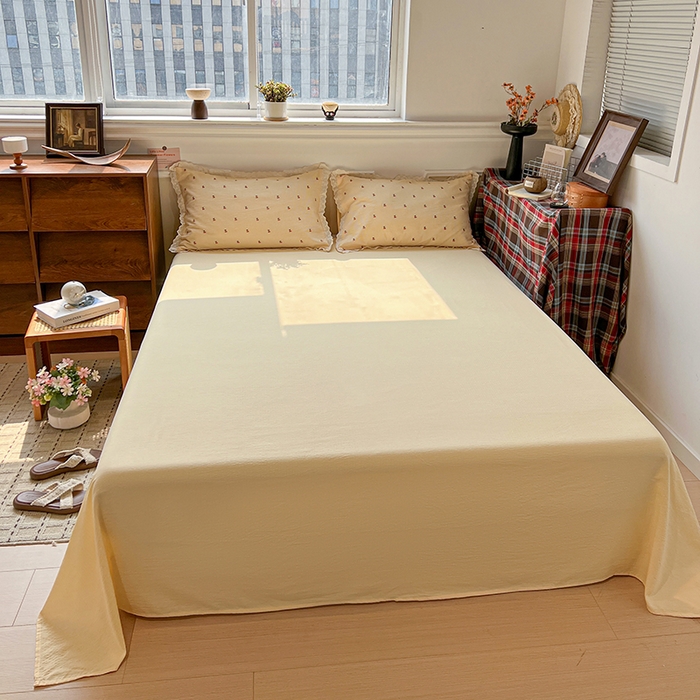 91家纺网 家纺一手货源 找家纺 繁花家居 2026镂空花边系列夏被夏凉被空调被高克重木棉泡芙棉软糯亲肤四件套学生三件套 樱遇温柔-黄