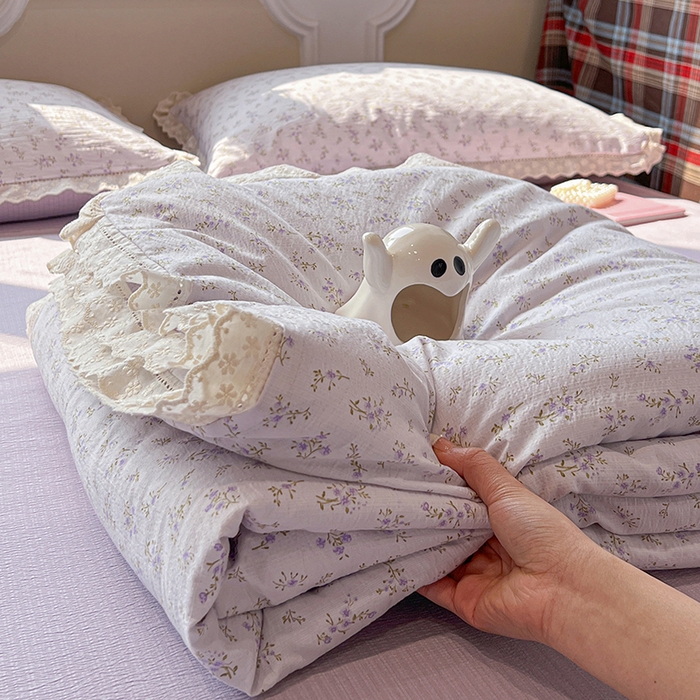 91家纺网 家纺一手货源 找家纺 繁花家居 2026镂空花边系列夏被夏凉被空调被高克重木棉泡芙棉软糯亲肤四件套学生三件套 雾紫甜心