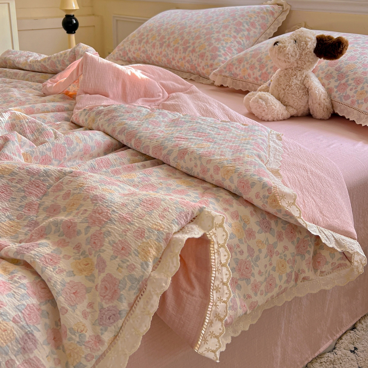 91家纺网 家纺一手货源 找家纺 繁花家居 2026镂空花边系列夏被夏凉被空调被高克重木棉泡芙棉软糯亲肤四件套学生三件套 春风里