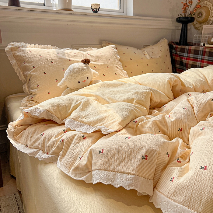 91家纺网 家纺一手货源 找家纺 繁花家居 2026镂空花边系列夏被夏凉被空调被高克重木棉泡芙棉软糯亲肤四件套学生三件套 樱遇温柔-黄