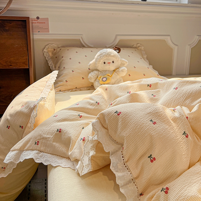 91家纺网 家纺一手货源 找家纺 繁花家居 2026镂空花边系列夏被夏凉被空调被高克重木棉泡芙棉软糯亲肤四件套学生三件套 樱遇温柔-黄