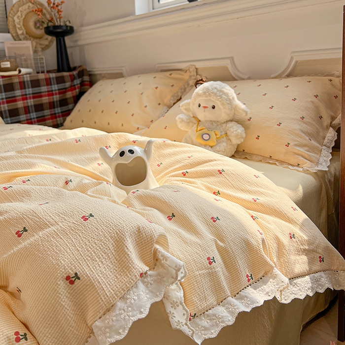91家纺网 家纺一手货源 找家纺 繁花家居 2026镂空花边系列夏被夏凉被空调被高克重木棉泡芙棉软糯亲肤四件套学生三件套 樱遇温柔-黄