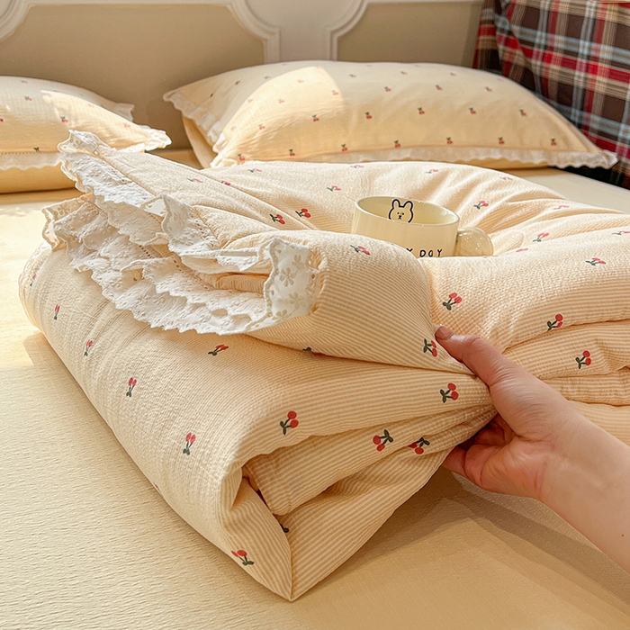 91家纺网 家纺一手货源 找家纺 繁花家居 2026镂空花边系列夏被夏凉被空调被高克重木棉泡芙棉软糯亲肤四件套学生三件套 樱遇温柔-黄