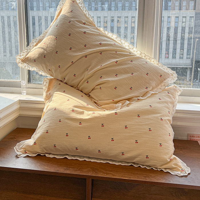 91家纺网 家纺一手货源 找家纺 繁花家居 2026镂空花边系列夏被夏凉被空调被高克重木棉泡芙棉软糯亲肤四件套学生三件套 樱遇温柔-黄