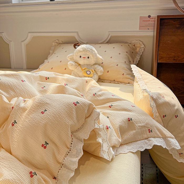 91家纺网 家纺一手货源 找家纺 繁花家居 2026镂空花边系列夏被夏凉被空调被高克重木棉泡芙棉软糯亲肤四件套学生三件套 樱遇温柔-黄