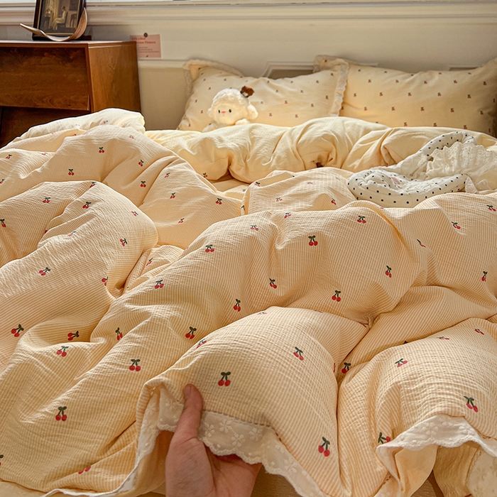 91家纺网 家纺一手货源 找家纺 繁花家居 2026镂空花边系列夏被夏凉被空调被高克重木棉泡芙棉软糯亲肤四件套学生三件套 樱遇温柔-黄