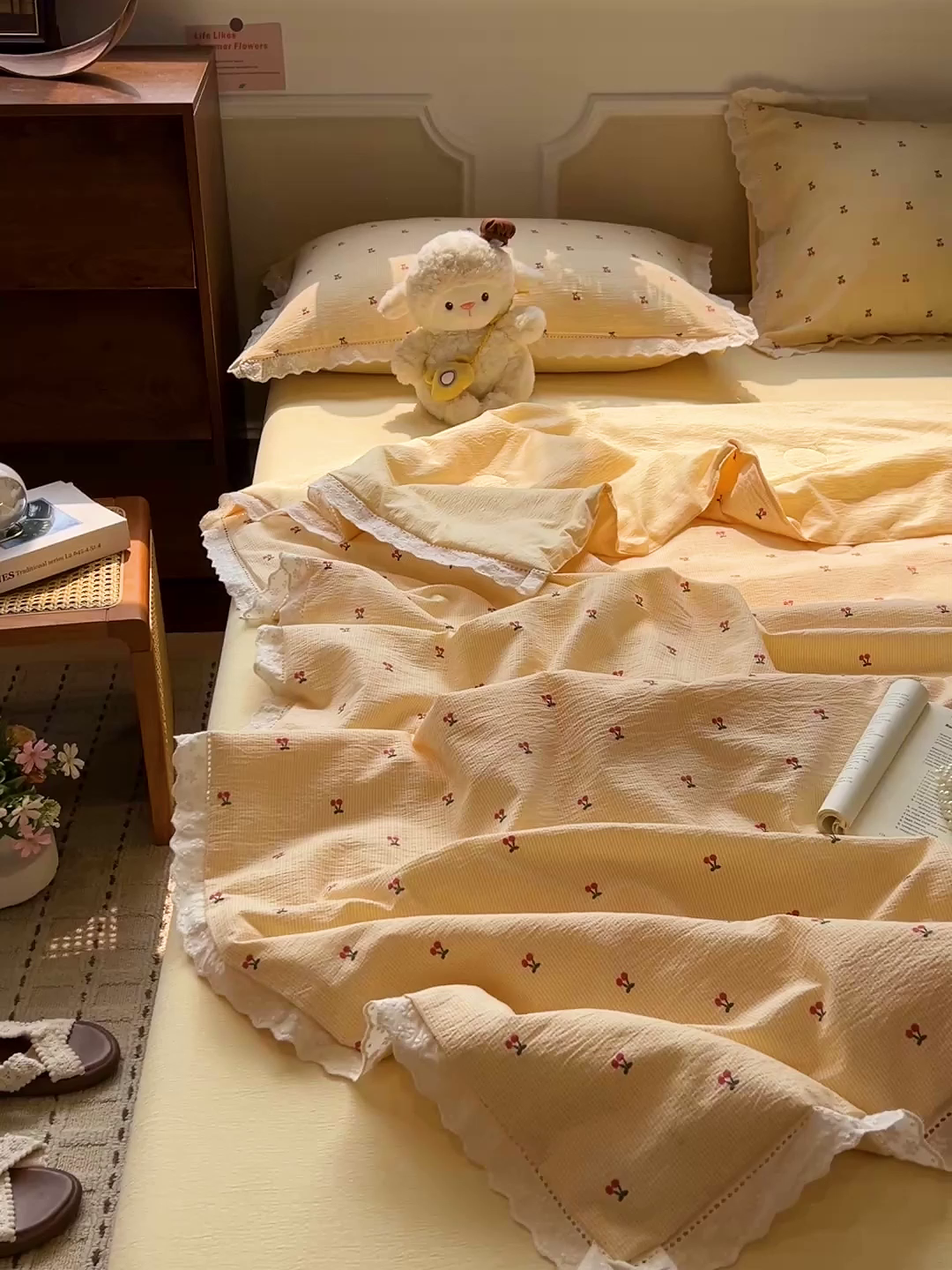 91家纺网 家纺一手货源 找家纺 繁花家居 2026镂空花边系列夏被夏凉被空调被高克重木棉泡芙棉软糯亲肤四件套学生三件套 樱遇温柔-黄