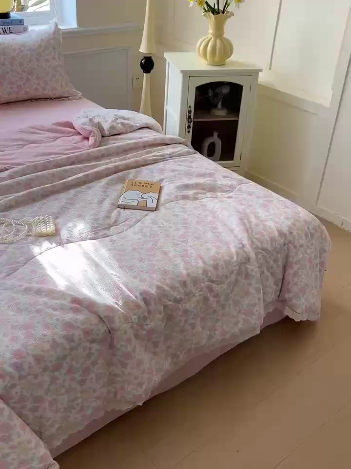 91家纺网 家纺一手货源 找家纺 繁花家居 2026镂空花边系列夏被夏凉被空调被高克重木棉泡芙棉软糯亲肤四件套学生三件套 春风里