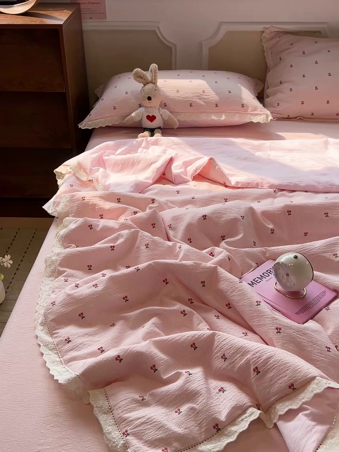 91家纺网 家纺一手货源 找家纺 繁花家居 2026镂空花边系列夏被夏凉被空调被高克重木棉泡芙棉软糯亲肤四件套学生三件套 樱遇温柔-粉