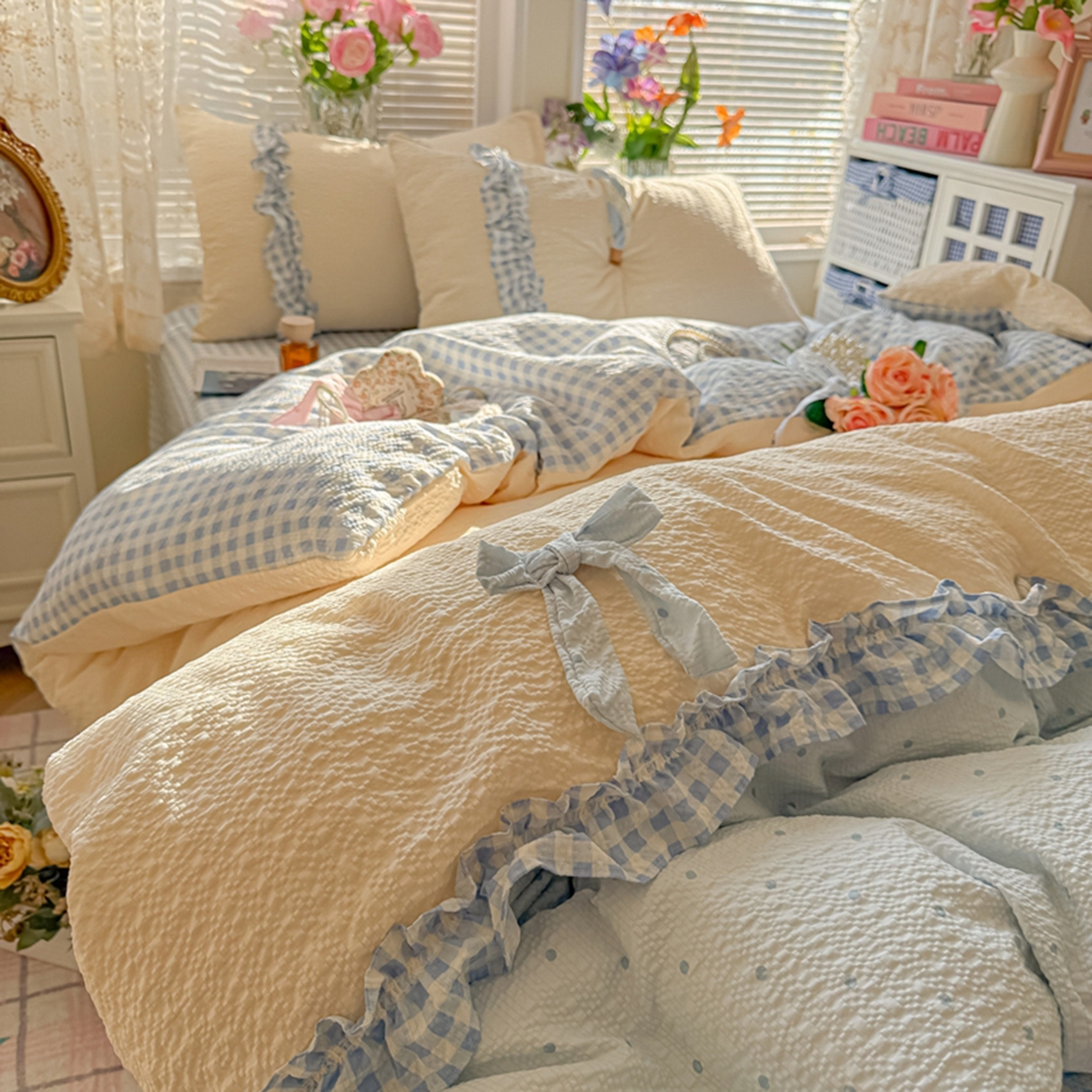 91家纺网 家纺一手货源 找家纺 （总）子钦家纺 2026春夏新款提花泡芙棉甜系格子软乎乎的治愈床品花边蝴蝶结床单床笠四件套-邹邹奶芙（场景二）