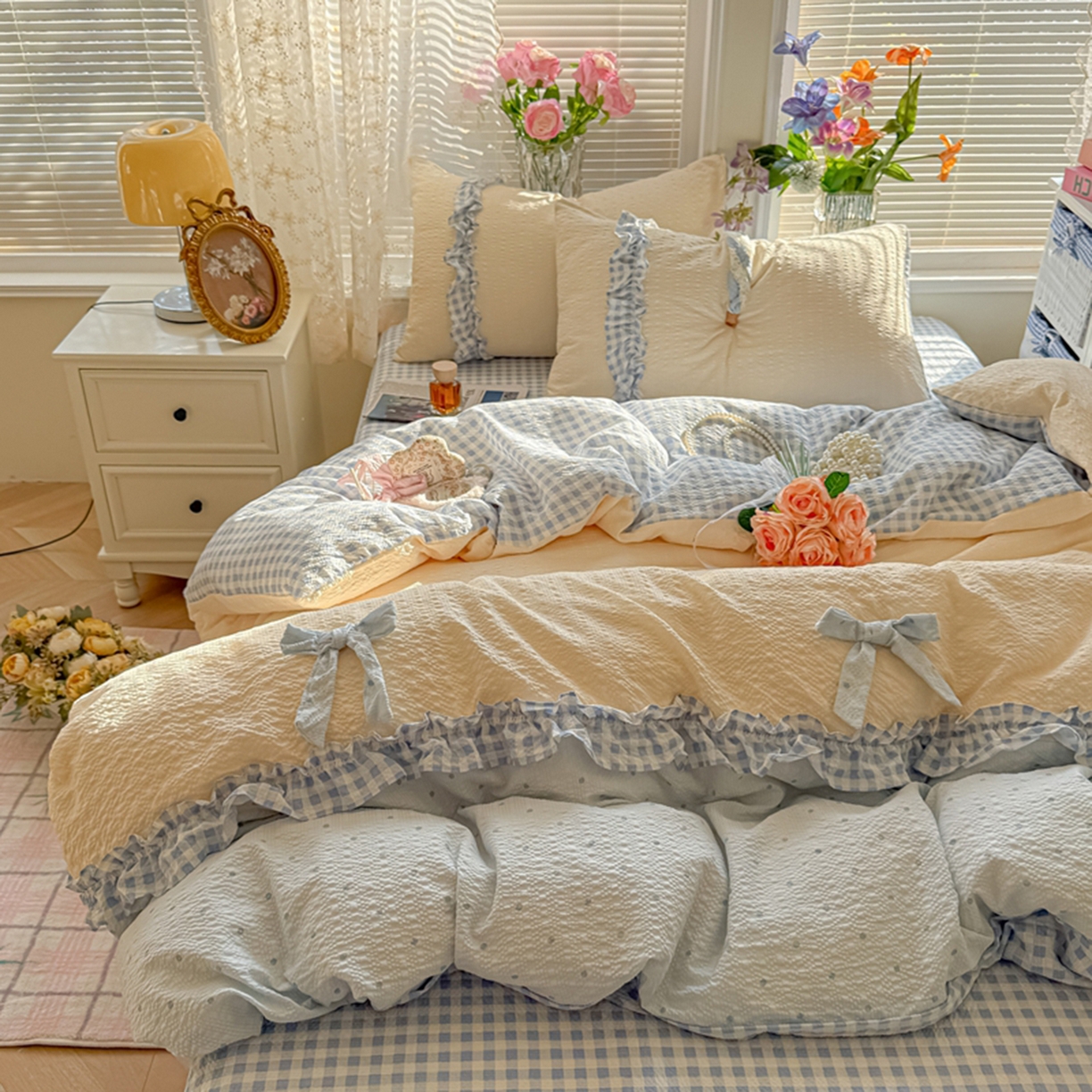 91家纺网 家纺一手货源 找家纺 （总）子钦家纺 2026春夏新款提花泡芙棉甜系格子软乎乎的治愈床品花边蝴蝶结床单床笠四件套-邹邹奶芙（场景二）