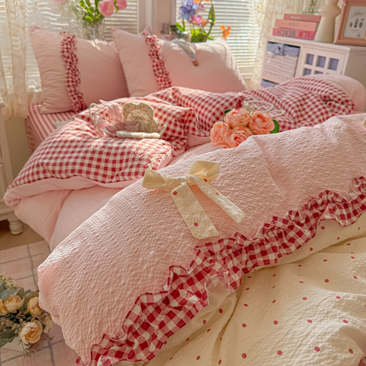 91家纺网 家纺一手货源 找家纺 （总）子钦家纺 2026春夏新款提花泡芙棉甜系格子软乎乎的治愈床品花边蝴蝶结床单床笠四件套-邹邹奶芙（场景二）