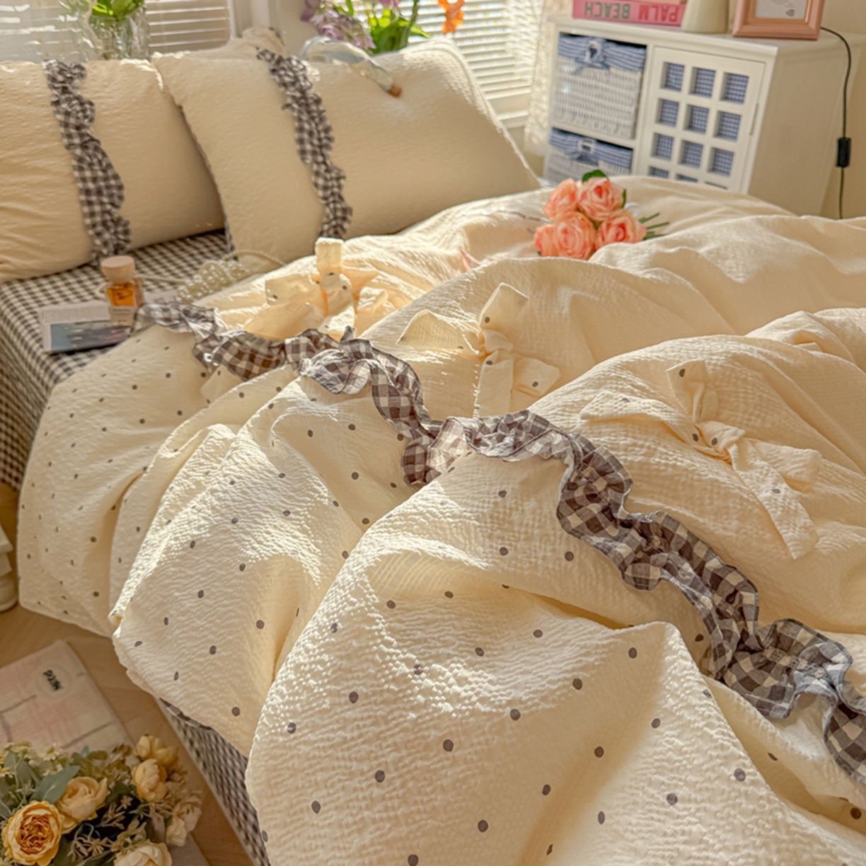 91家纺网 家纺一手货源 找家纺 子钦家纺 2026春夏新款提花泡芙棉甜系格子软乎乎的治愈床品花边蝴蝶结床单床笠四件套-邹邹奶芙（场景二） 邹邹奶芙-奶灰波点