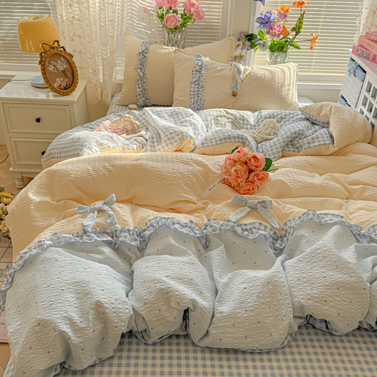91家纺网 家纺一手货源 找家纺 （总）子钦家纺 2026春夏新款提花泡芙棉甜系格子软乎乎的治愈床品花边蝴蝶结床单床笠四件套-邹邹奶芙（场景二）