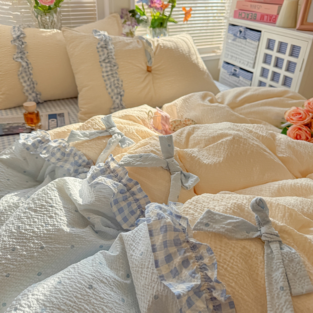 91家纺网 家纺一手货源 找家纺 子钦家纺 2026春夏新款提花泡芙棉甜系格子软乎乎的治愈床品花边蝴蝶结床单床笠四件套-邹邹奶芙（场景二） 邹邹奶芙-海盐蓝波点