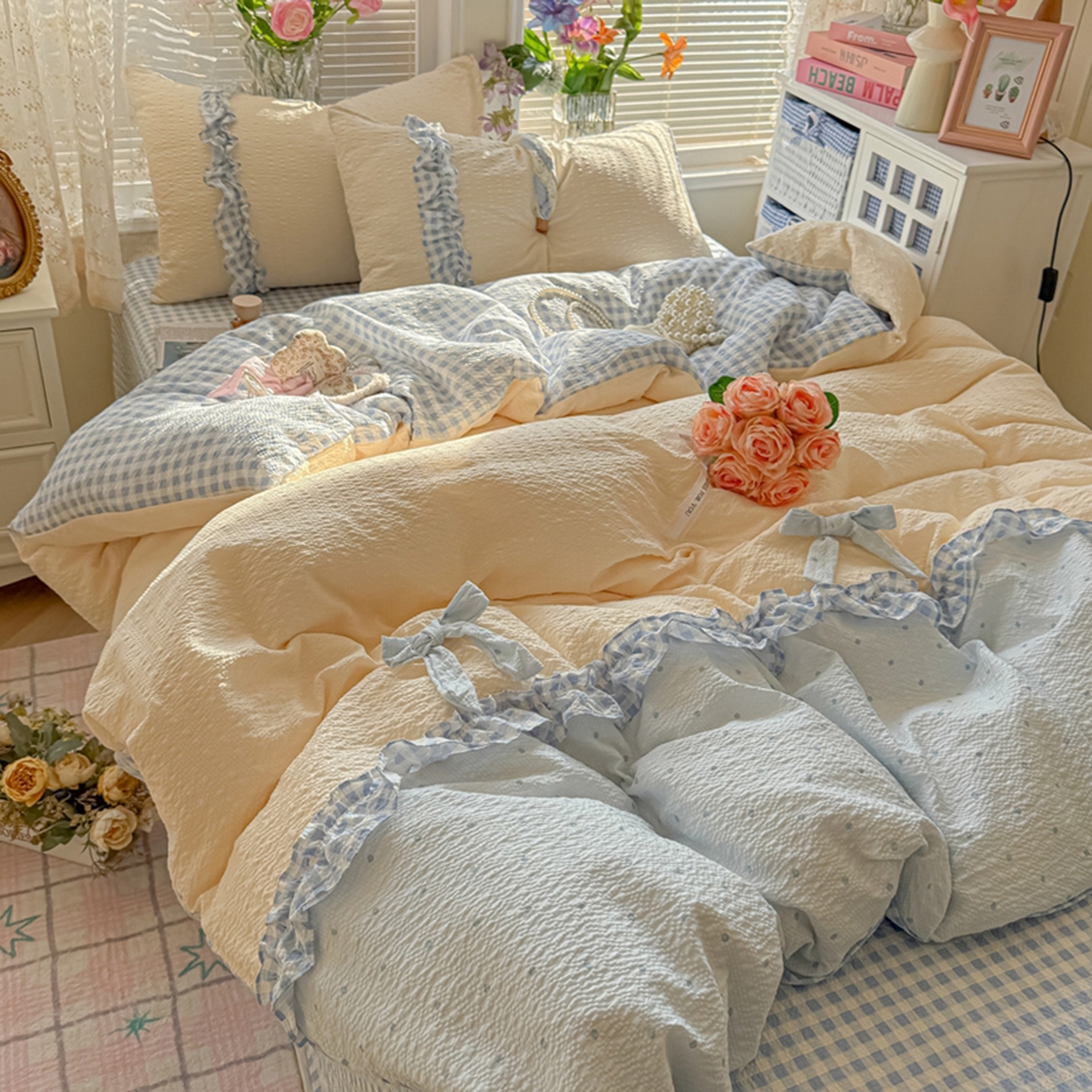 91家纺网 家纺一手货源 找家纺 （总）子钦家纺 2026春夏新款提花泡芙棉甜系格子软乎乎的治愈床品花边蝴蝶结床单床笠四件套-邹邹奶芙（场景二）