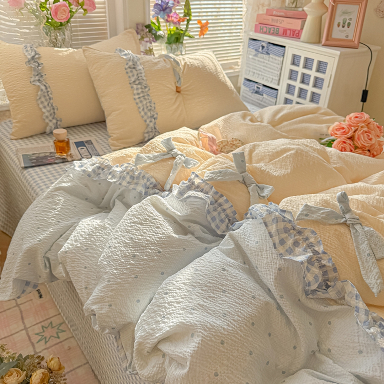 91家纺网 家纺一手货源 找家纺 子钦家纺 2026春夏新款提花泡芙棉甜系格子软乎乎的治愈床品花边蝴蝶结床单床笠四件套-邹邹奶芙（场景二） 邹邹奶芙-海盐蓝波点