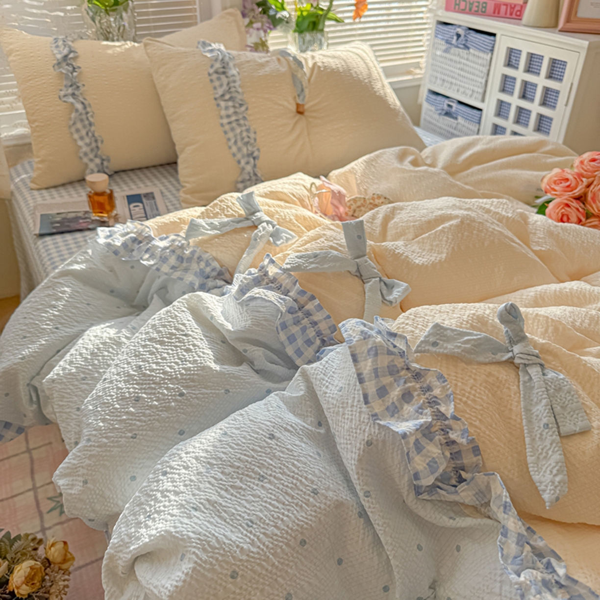 91家纺网 家纺一手货源 找家纺 子钦家纺 2026春夏新款提花泡芙棉甜系格子软乎乎的治愈床品花边蝴蝶结床单床笠四件套-邹邹奶芙（场景二） 邹邹奶芙-海盐蓝波点