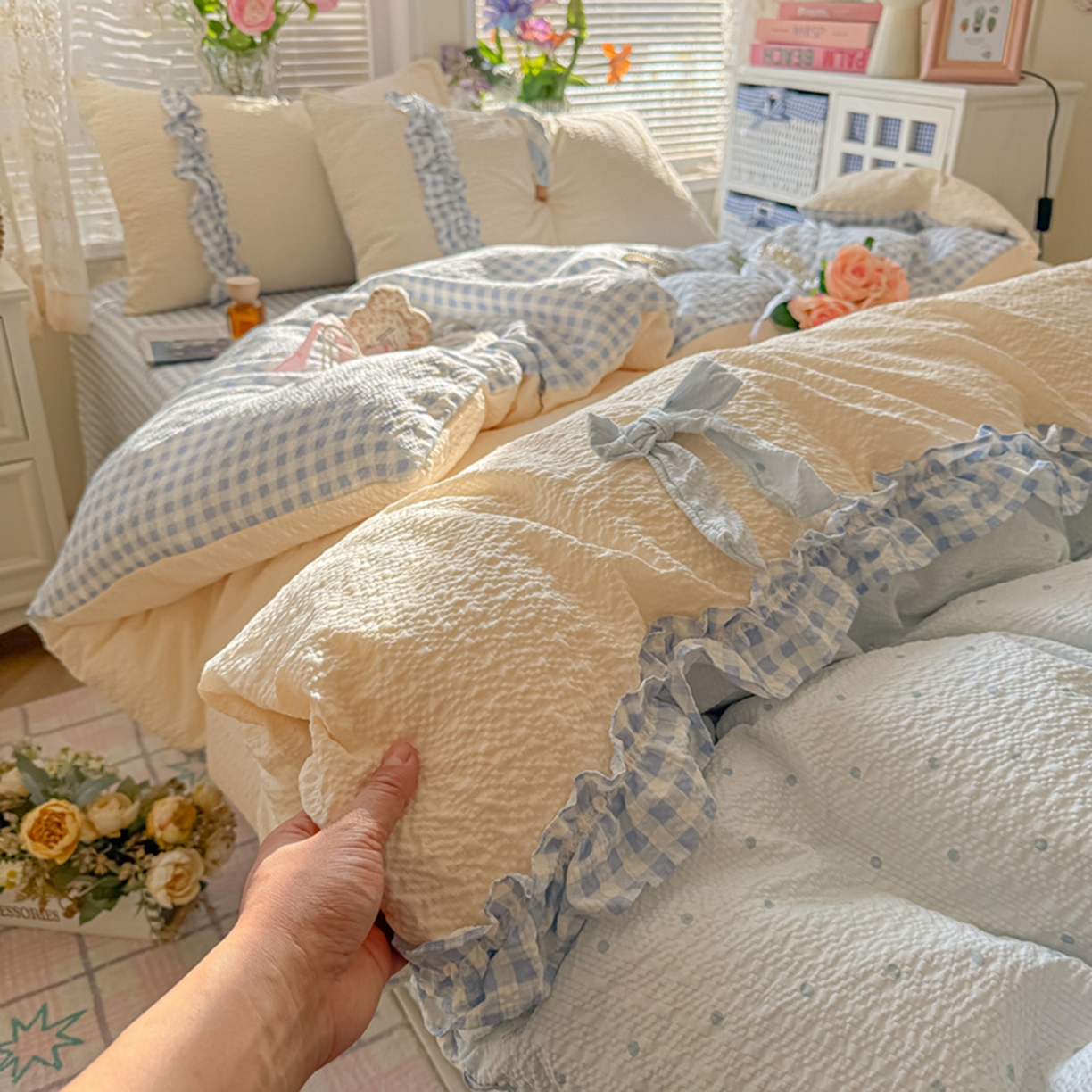 91家纺网 家纺一手货源 找家纺 子钦家纺 2026春夏新款提花泡芙棉甜系格子软乎乎的治愈床品花边蝴蝶结床单床笠四件套-邹邹奶芙（场景二） 邹邹奶芙-海盐蓝波点