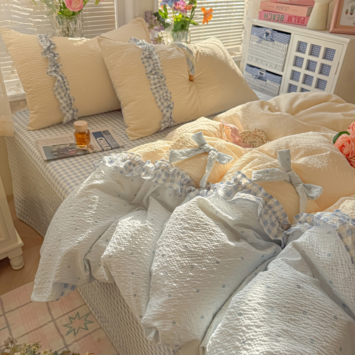 91家纺网 家纺一手货源 找家纺 子钦家纺 2026春夏新款提花泡芙棉甜系格子软乎乎的治愈床品花边蝴蝶结床单床笠四件套-邹邹奶芙（场景二） 邹邹奶芙-海盐蓝波点