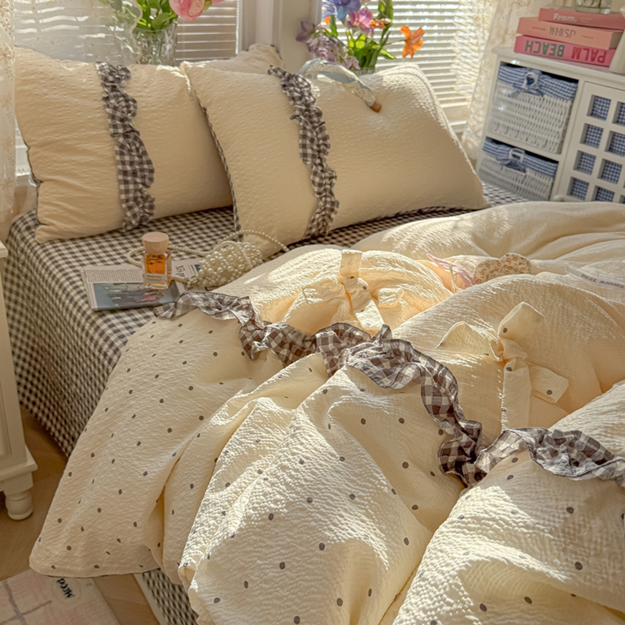 91家纺网 家纺一手货源 找家纺 子钦家纺 2026春夏新款提花泡芙棉甜系格子软乎乎的治愈床品花边蝴蝶结床单床笠四件套-邹邹奶芙（场景二） 邹邹奶芙-奶灰波点