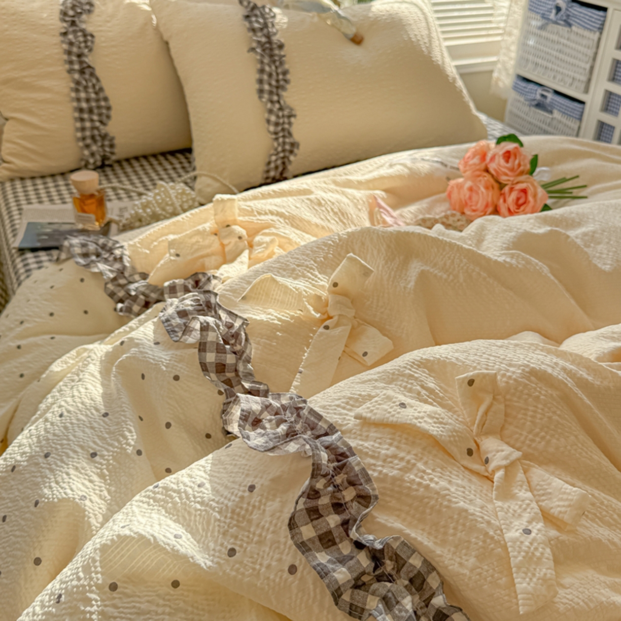 91家纺网 家纺一手货源 找家纺 子钦家纺 2026春夏新款提花泡芙棉甜系格子软乎乎的治愈床品花边蝴蝶结床单床笠四件套-邹邹奶芙（场景二） 邹邹奶芙-奶灰波点