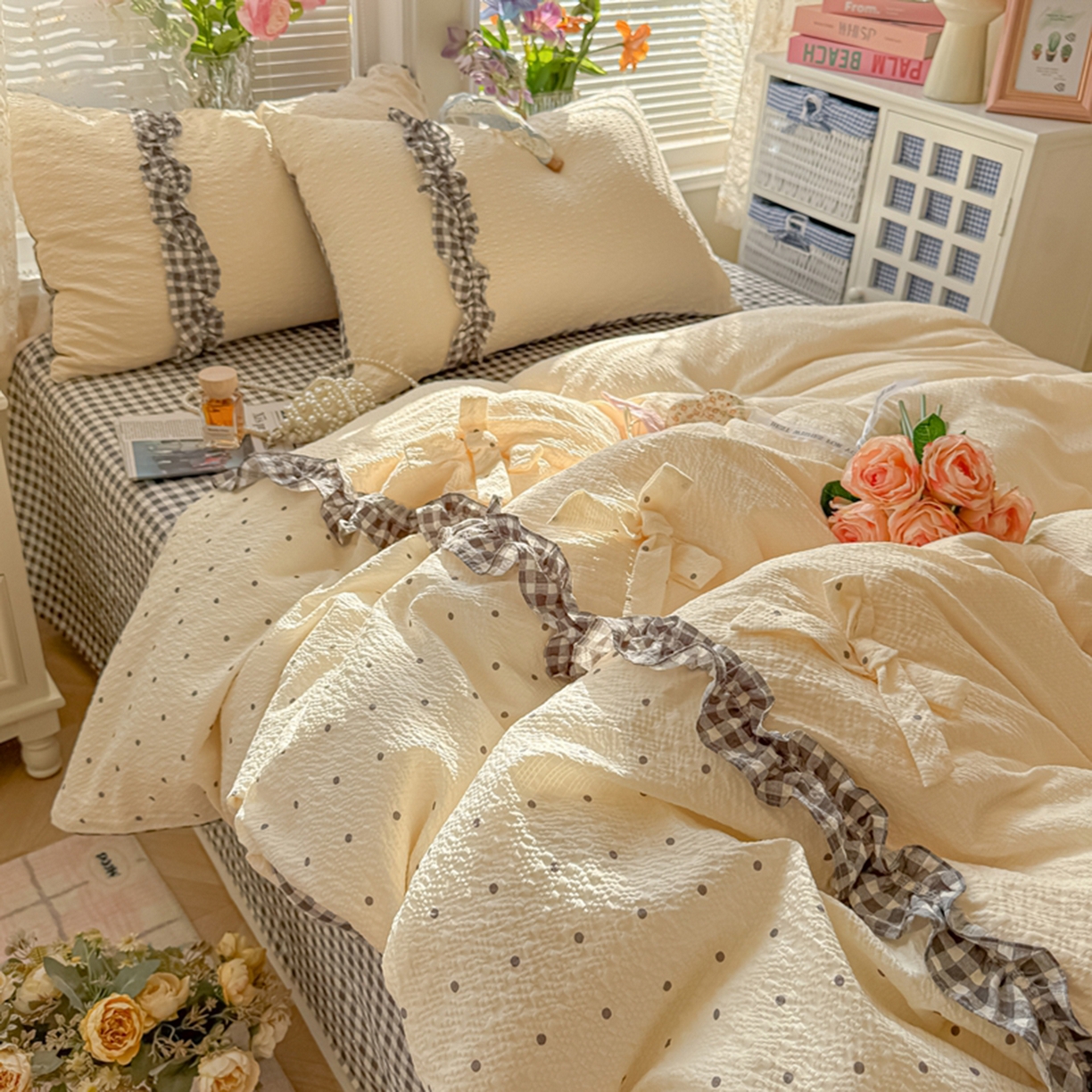 91家纺网 家纺一手货源 找家纺 子钦家纺 2026春夏新款提花泡芙棉甜系格子软乎乎的治愈床品花边蝴蝶结床单床笠四件套-邹邹奶芙（场景二） 邹邹奶芙-奶灰波点