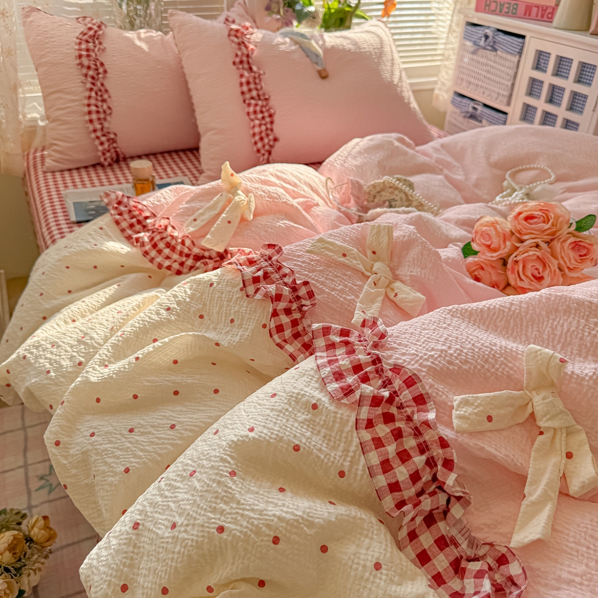 91家纺网 家纺一手货源 找家纺 子钦家纺 2026春夏新款提花泡芙棉甜系格子软乎乎的治愈床品花边蝴蝶结床单床笠四件套-邹邹奶芙（场景二） 邹邹奶芙-奶红波点