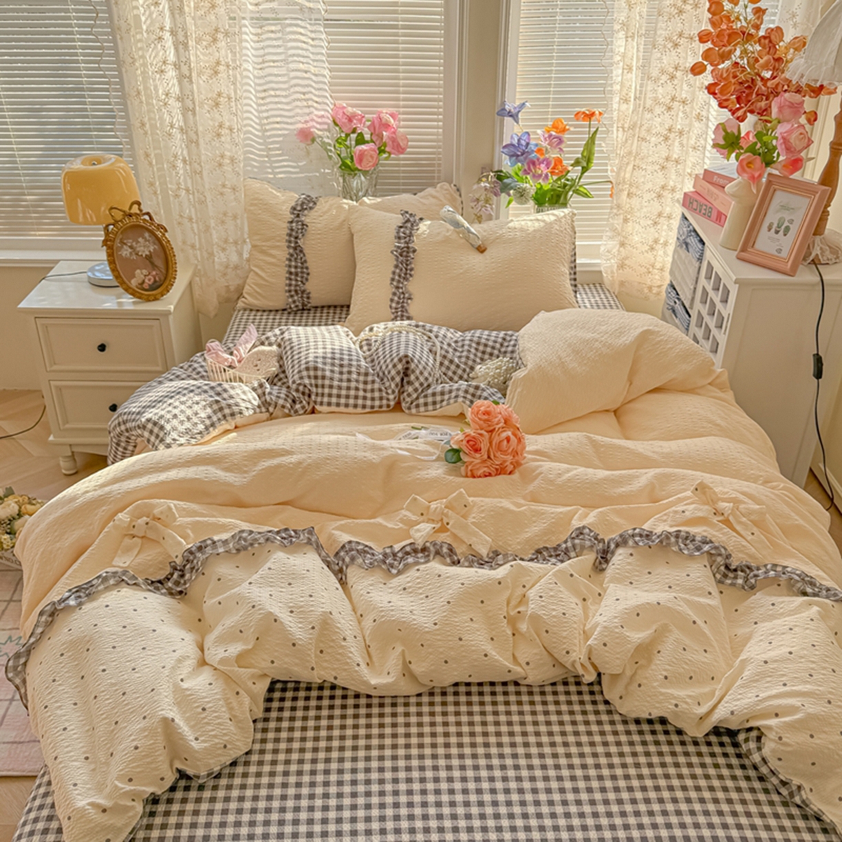 91家纺网 家纺一手货源 找家纺 子钦家纺 2026春夏新款提花泡芙棉甜系格子软乎乎的治愈床品花边蝴蝶结床单床笠四件套-邹邹奶芙（场景二） 邹邹奶芙-奶灰波点