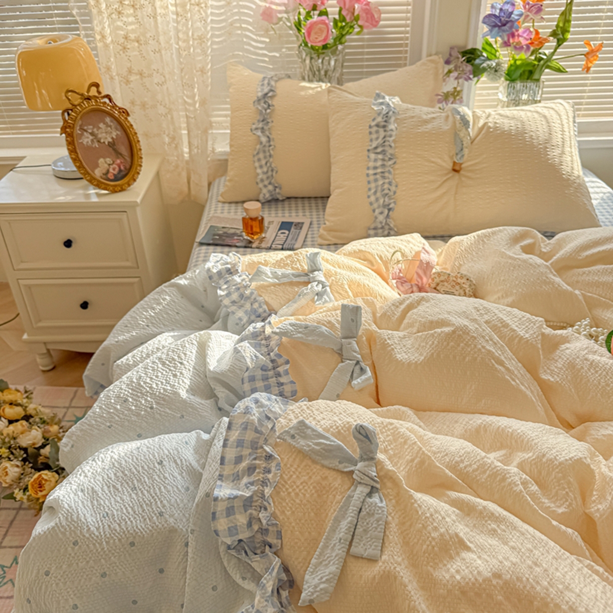 91家纺网 家纺一手货源 找家纺 子钦家纺 2026春夏新款提花泡芙棉甜系格子软乎乎的治愈床品花边蝴蝶结床单床笠四件套-邹邹奶芙（场景二） 邹邹奶芙-海盐蓝波点