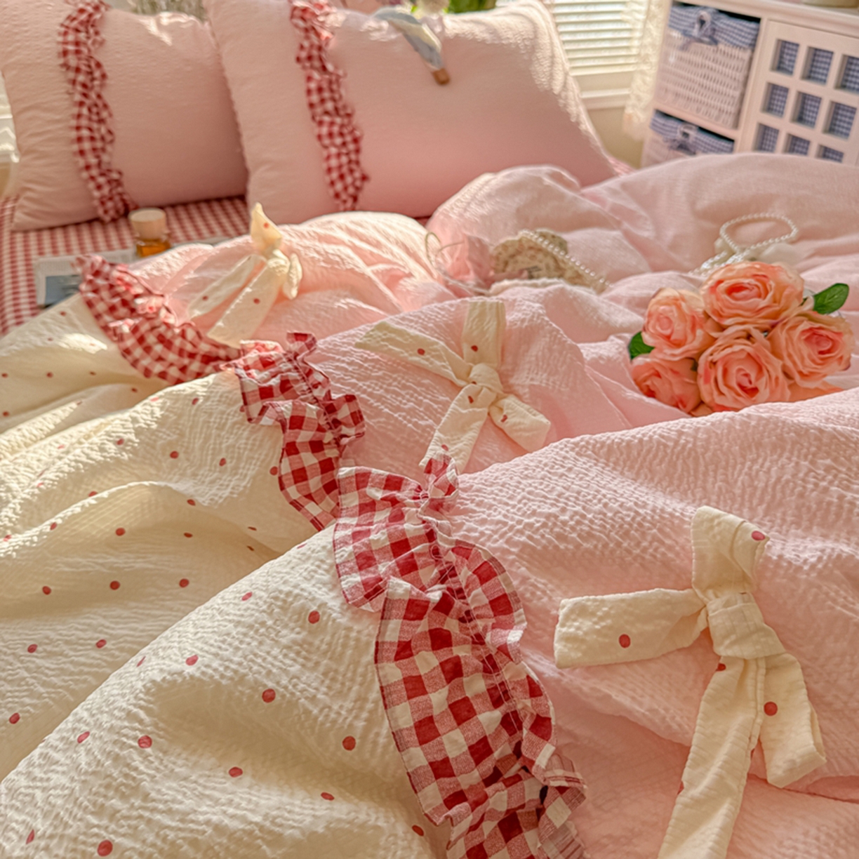 91家纺网 家纺一手货源 找家纺 子钦家纺 2026春夏新款提花泡芙棉甜系格子软乎乎的治愈床品花边蝴蝶结床单床笠四件套-邹邹奶芙（场景二） 邹邹奶芙-奶红波点