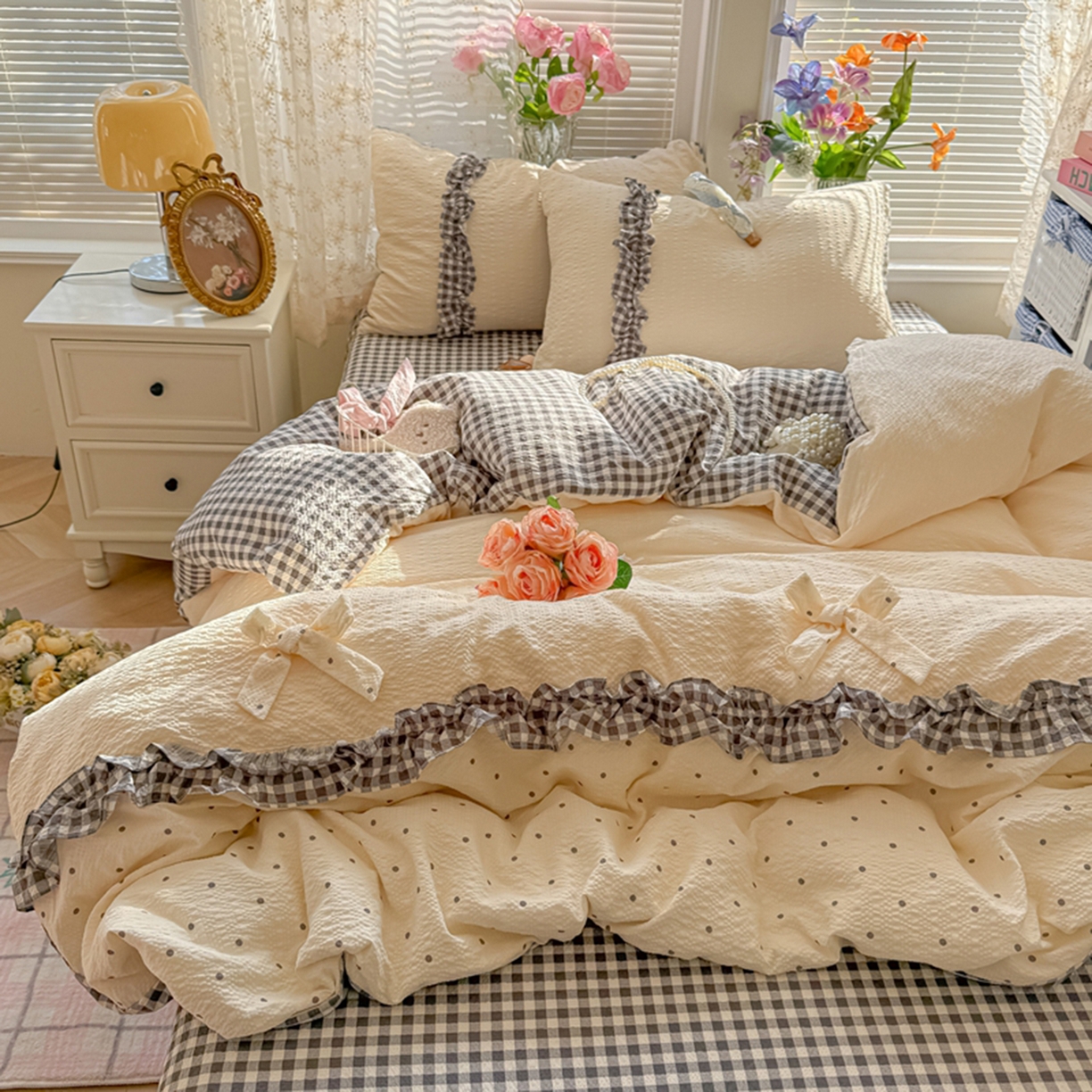 91家纺网 家纺一手货源 找家纺 子钦家纺 2026春夏新款提花泡芙棉甜系格子软乎乎的治愈床品花边蝴蝶结床单床笠四件套-邹邹奶芙（场景二） 邹邹奶芙-奶灰波点
