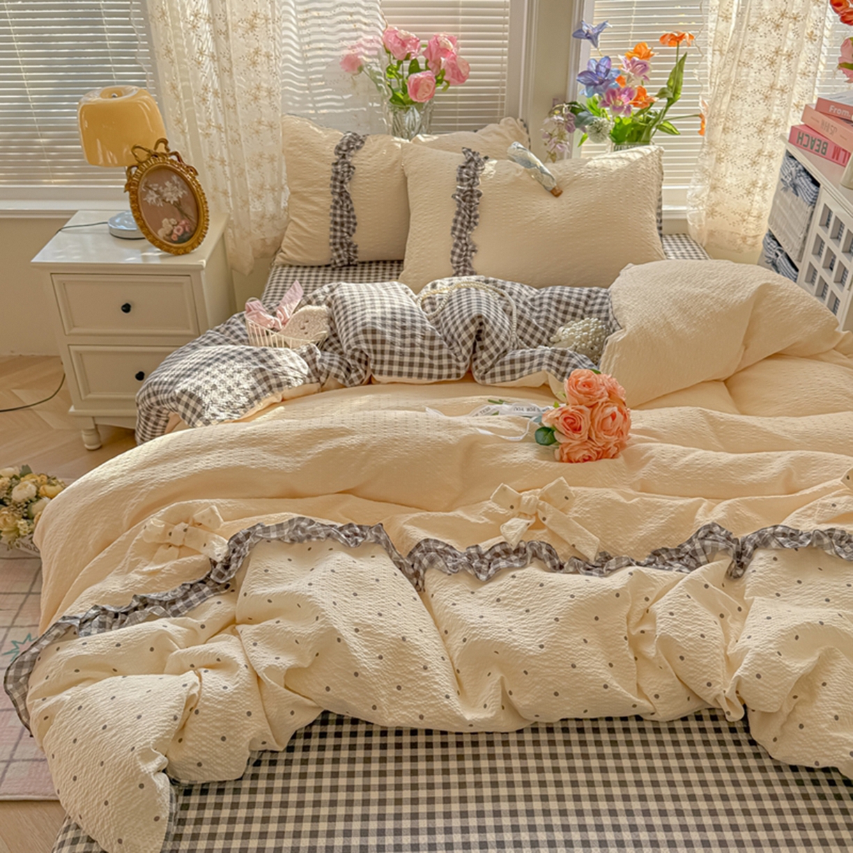 91家纺网 家纺一手货源 找家纺 子钦家纺 2026春夏新款提花泡芙棉甜系格子软乎乎的治愈床品花边蝴蝶结床单床笠四件套-邹邹奶芙（场景二） 邹邹奶芙-奶灰波点