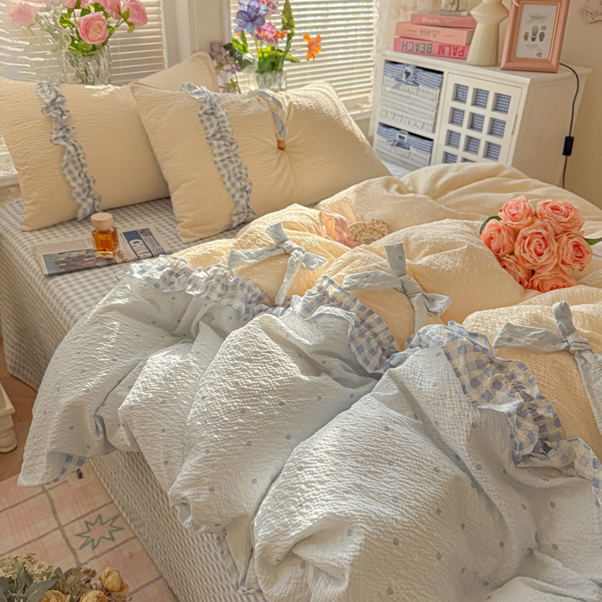 91家纺网 家纺一手货源 找家纺 子钦家纺 2026春夏新款提花泡芙棉甜系格子软乎乎的治愈床品花边蝴蝶结床单床笠四件套-邹邹奶芙（场景二） 邹邹奶芙-海盐蓝波点